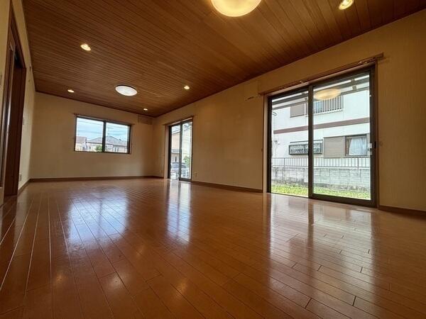 日々のお手入れがしやすい全居室フローリング仕様です。LDKの掃き出し窓は南庭に面しています。