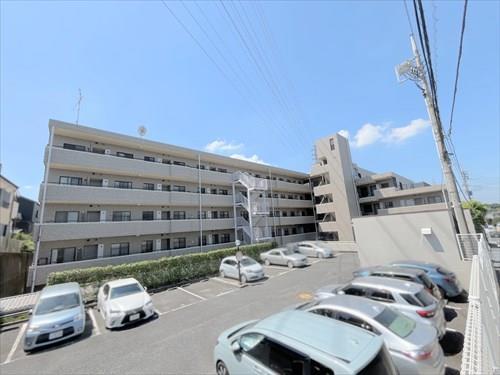 外観＋駐車場＿２０２５年７月撮影