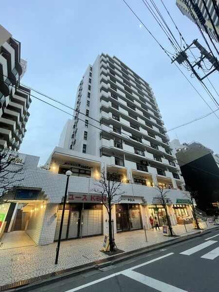 SRC造、総戸数169戸のマンションです。マンション前は歩道が整備されており、安全に通行できます。