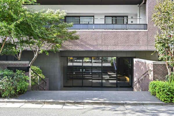 エントランスのオートロックは、ハンズフリーの鍵で解除可能です。