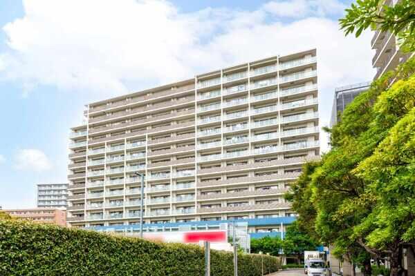 快速停車駅・JR埼京線「戸田公園」駅徒歩9分。地上15階建、総戸数923戸の大規模マンションです。
