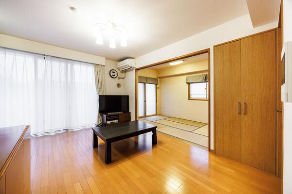 約5.5帖の和室開放すると広い一部屋としても利用可能※家具・調度品は販売対象に含みません。