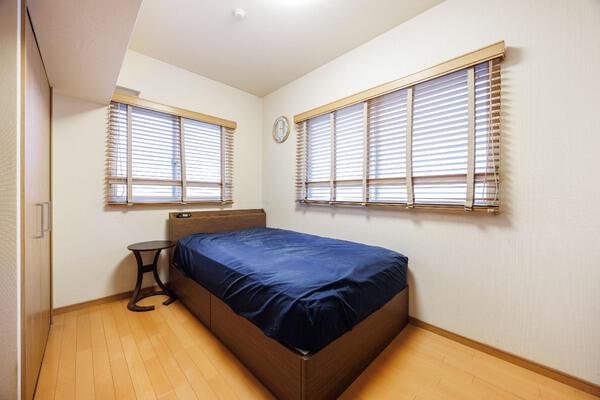 約6帖の洋室開口部が複数あり通風良好。（2重窓仕様）※家具・調度品は販売対象に含みません。