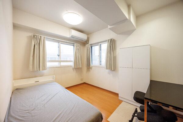 約5.6帖の洋室開口部が複数あり通風良好。（2重窓仕様）※家具・調度品は販売対象に含みません。