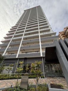 東側からの外観