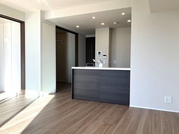 南東向きで陽当り良好なLD。床暖房あり。柱の出っ張りがなく家具を配置しやすい形状。