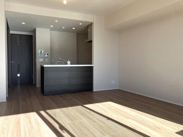 南東向きで陽当り良好なLD。床暖房あり。柱の出っ張りがなく家具を配置しやすい形状。