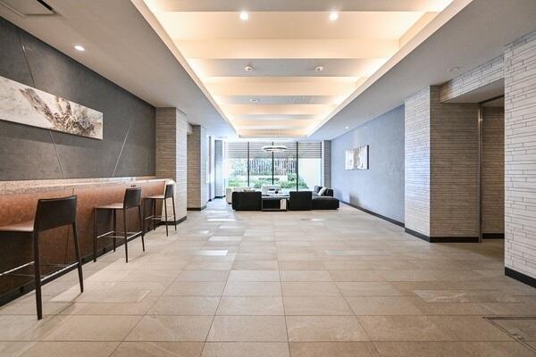 明るく清潔感のあるラウンジ。ちょっとした来客応対やタクシーの迎車待ちなどにご利用いただけます。