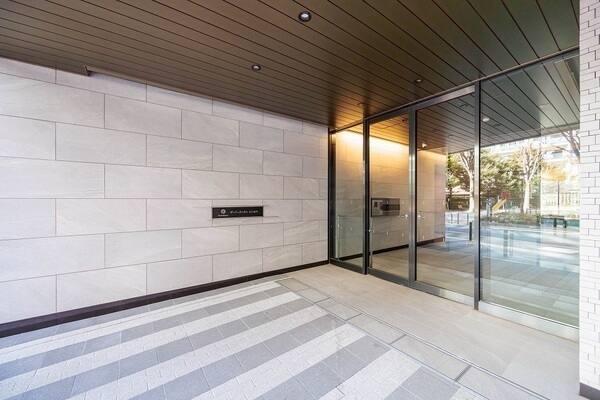 シンプルで洗練されたデザインのエントランス。三菱地所コミュニティにより日勤管理されています。