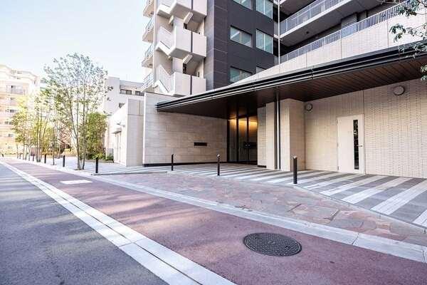 ホテルライクな車寄せのあるエントランス。雨の日やお子様連れでも、落ち着いて乗り降りができます。