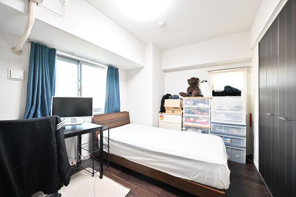 約6.5帖の洋室開口部ありステップインクローゼットあり※家具調度品は販売対象に含みません。