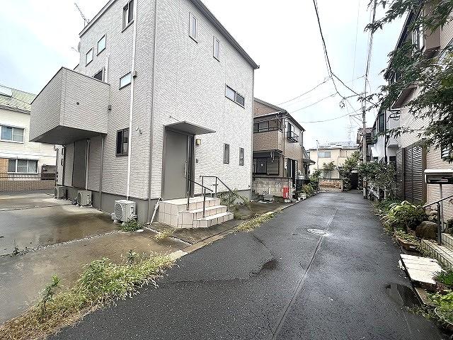 前面道路含む現地写真  写真撮影日：2025-11-01