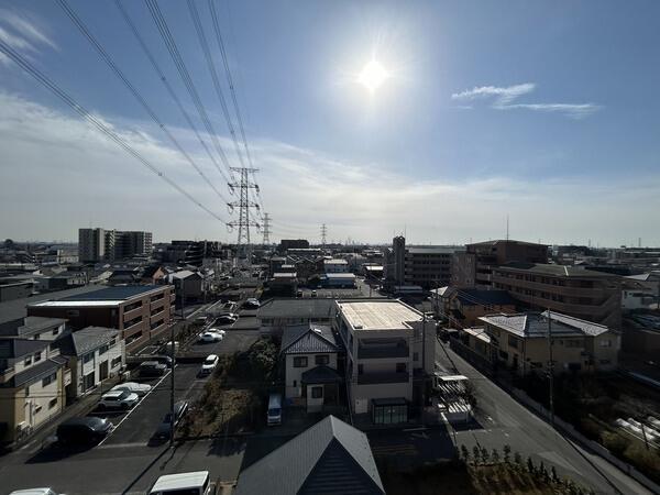 現地住戸からの南向き眺望。7階部分、南・東向き角住戸につき陽当たり、眺望、通風が良好なお部屋です。
