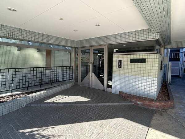 オートロック・モニター付きインターホンが備わっております。