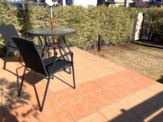 タイル貼りのテラス