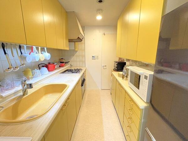 収納が多く、様々な食器類をしまうことが可能です。