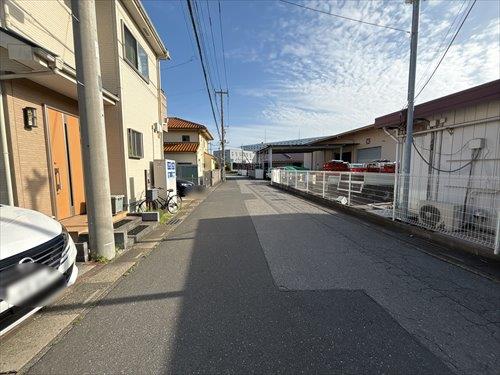 西側前面道路（２０２６年５月撮影）