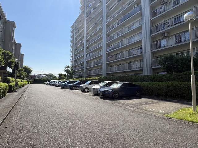 駐車場(共用設備)  写真撮影日：2026-07-10
