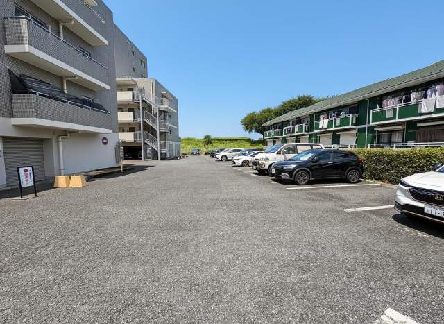 駐車場(共用設備)  写真撮影日：2026-07-10