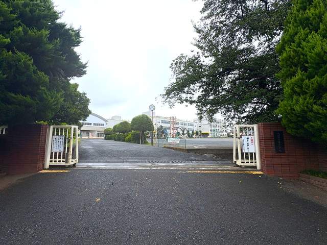 入間市立藤沢小学校 872m 写真撮影日：2026-07-27