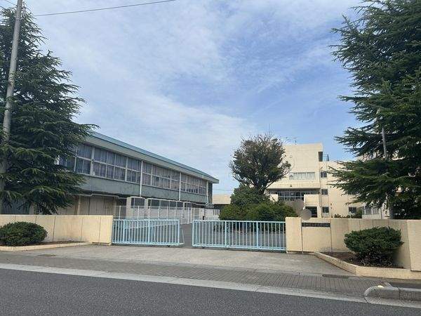吉川市立吉川中学校 約990m