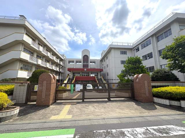 さいたま市立大牧小学校 340m 写真撮影日：2026-08-08