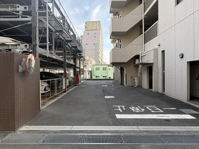 駐車場(共用設備)  写真撮影日：2025-12-08