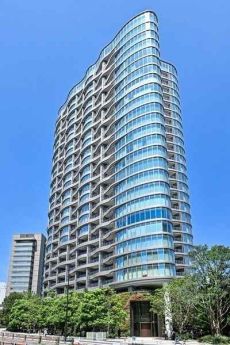 2023年1月建築、地上28階地下1階建の制震構造マンション。24時間有人管理体制です。※夜間警備員