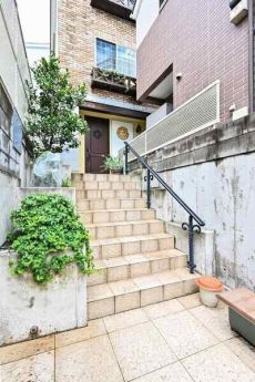 東急東横線「祐天寺」駅 徒歩12分の立地。2010年11月築、建物面積134平米超えの3階建住宅。