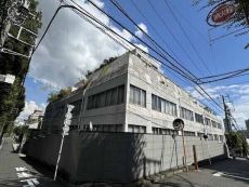 東京メトロ銀座線「青山一丁目」駅 徒歩6分の好立地。2階部分、128平米超のゆとりある角住戸です。