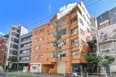 JR山手線「田町」駅徒歩8分。駅前には芝浦公園やムスブ田町があり、高い生活利便性も確保されています。