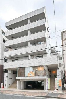 京王線「調布」駅徒歩5分。1987年5月築、新耐震基準のマンションです。徒歩圏内に生活施設充実。