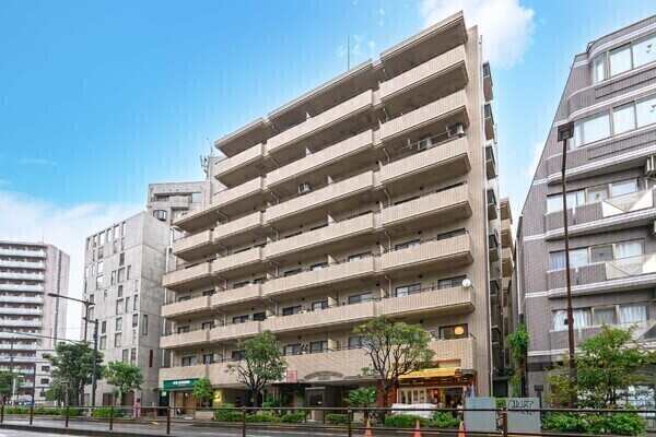 スーパーまで約150mの買い物に便利な住環境。小学校まで約510mのため子育て世帯にもおすすめです。