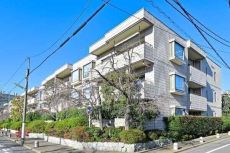 第一種低層住居専用地域内に佇む、地上3階建の低層マンション。三菱地所分譲・鹿島建設施工です。