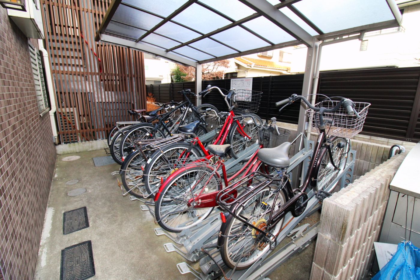 駐輪場 撮影年月：令和７年１月 ※自転車は価格に含まれません。