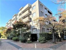 小田急線「千歳船橋」駅まで徒歩5分。買物・教育施設が徒歩圏内に充実、子育て世帯にお勧めの住環境です。