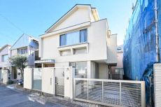 久我山四丁目アドレス。第一種低層住居専用地域内の閑静な住宅街に佇む邸宅。京王「三鷹台」駅へ徒歩9分。