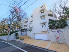 3駅3路線利用可能な立地に佇む、地上6階建・総戸数21戸の落ち着いた小規模マンションです。