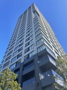 2018年7月築、地上27階建の免震構造タワーレジデンス。13階、113平米超の南東角住戸です。