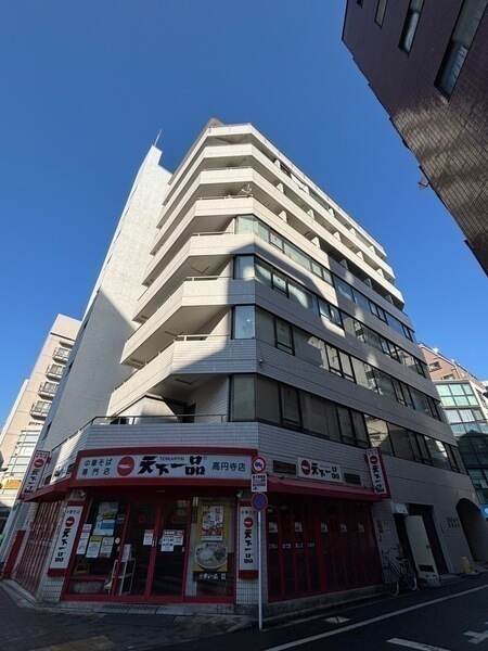 南側が「南中央通り」に面した立地。1階には飲食店が入っており、忙しい時にも気軽に食事ができます。