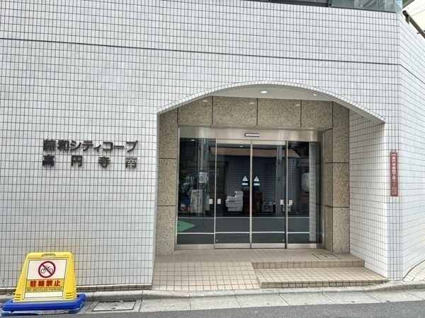 タイル張りで落ち着いた印象の外観。1990年3月築、SRC造地上9階建。新耐震基準のマンションです。