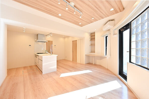 キッチンは対面仕様のため、ゲストと楽しい時間を共有できます。洋室1部屋がLDKに隣接しています。