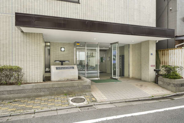 防犯面に配慮されたオートロック付き、日勤管理のマンションです。