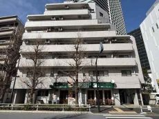 都営大江戸線・東京メトロ副都心線「東新宿」駅徒歩5分、JR山手線「新宿」駅徒歩13分の立地です。