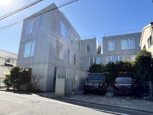 シンプルで洗練された印象のRC素地仕上げの外観。2013年4月築、地上3階地下1階建・総戸数17戸。
