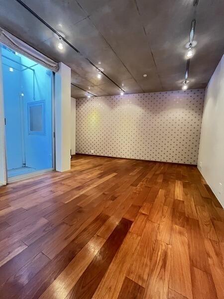 地下1階の洋室です。ドライエリアが設けられているため、地下でも自然光を取り込むことができます。