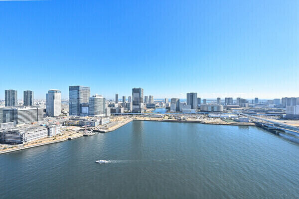 33階部分、東向きバルコニーからの眺望です。晴れた日には青空と晴海運河が望め、開放感があります。