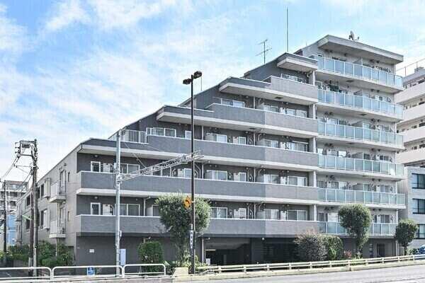 鹿島建設施工、総戸数100戸の地上7階建マンション。2018年10月に大規模修繕工事を実施済みです。