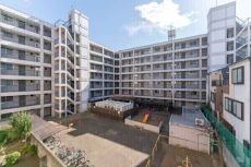 総戸数157戸、地上7階建3階部分。2015年4月に、水回りを含む室内リフォームが実施されています。