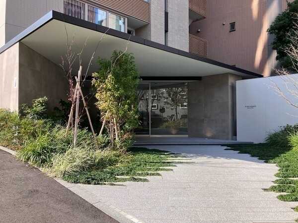 緑鮮やかな植栽がエントランスを彩り、住民の帰宅を爽やかに迎えます。ペット飼育可能です(細則有り)。